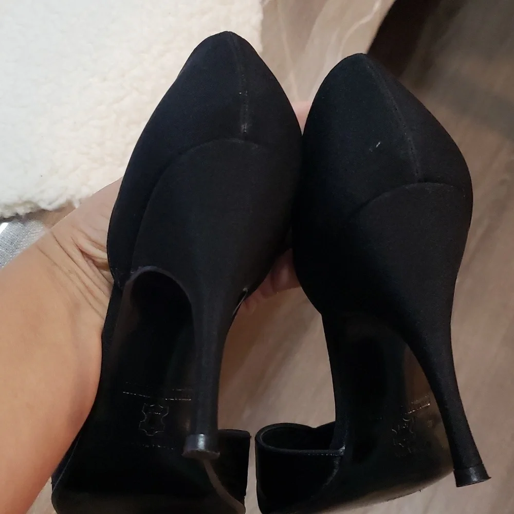 VERA Wang by Stuart Weitzman Black Satin Pointed Toe Pump Color Black, Size 7.5M